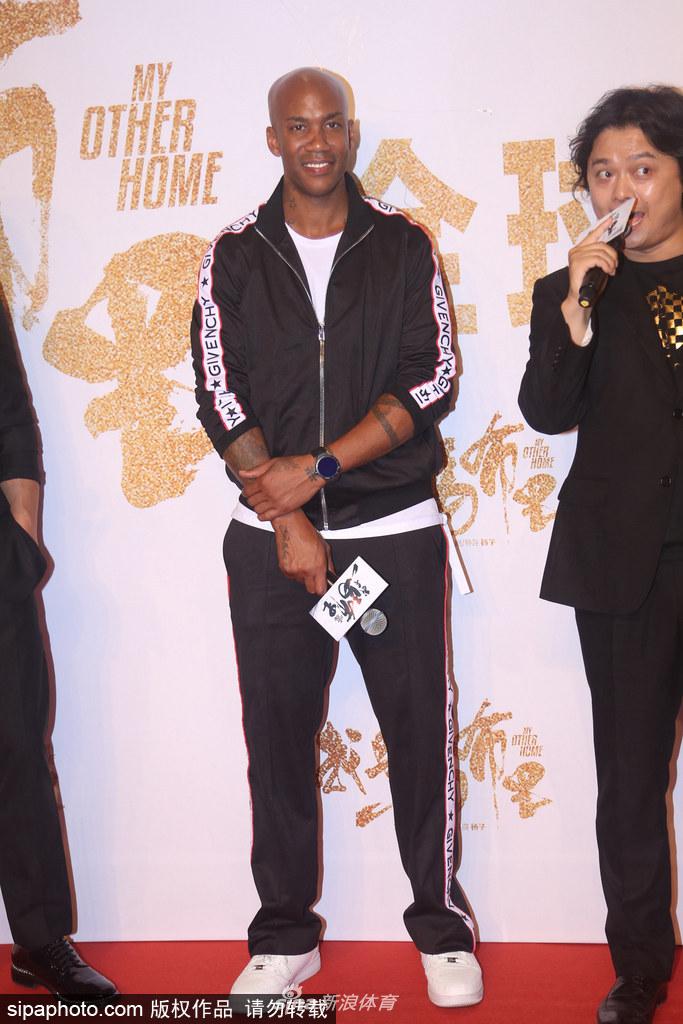 马布里与吴尊在首映礼上互动频频,吴尊做出夸张的搞怪表情,一旁的马布里被逗得开怀大笑,两人之间轻松愉快的氛围感染了现场的每一个人,展现出戏内戏外如同家人般的深厚情谊。