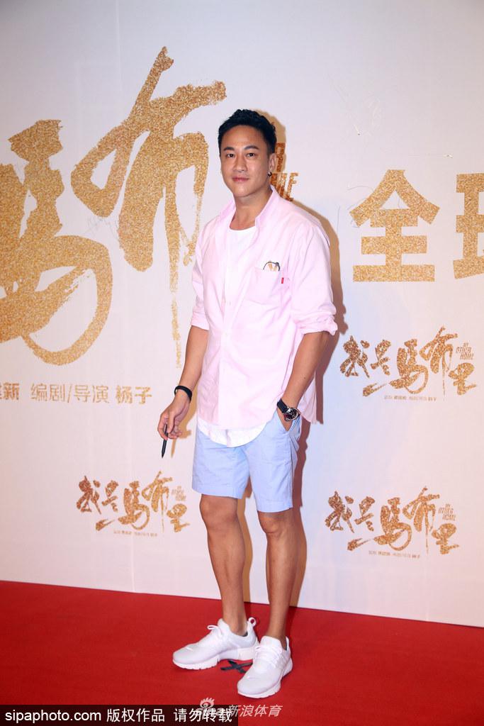 首映礼的交流环节,马布里手持话筒动情分享拍摄心得,眼神中流露出坚定与感慨。导演杨子在一旁认真倾听,身后的背景板映衬着他们共同奋斗的篮球岁月,这一刻仿佛篮球梦想与电影艺术完美交融。