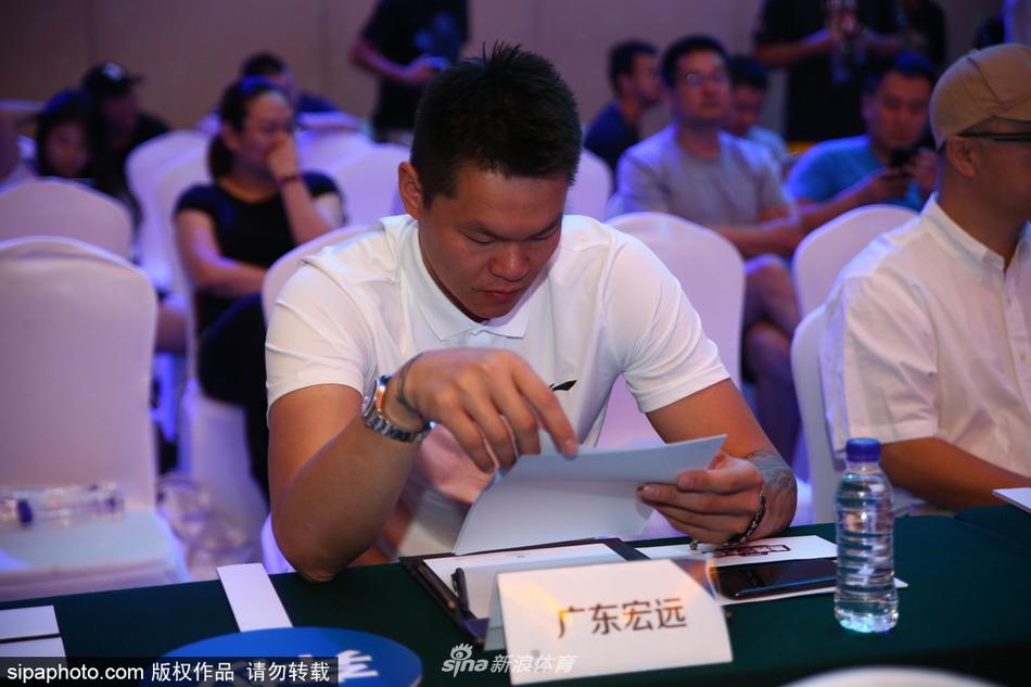 朱芳雨与姚明在选秀现场相邻而坐，两人神情专注地看向前方，姚明微微侧身倾听，朱芳雨面色凝重若有所思，仿佛在探讨着中国篮球的人才大计。