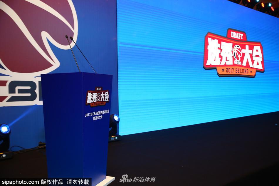 篮协主席姚明亲临选秀现场，他双手自然下垂站在台侧，目光如炬地注视着台上的新秀，仿佛在见证中国篮球未来的基石诞生。