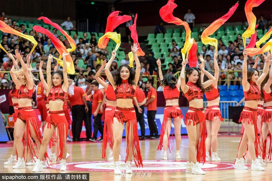 动感的音乐中,啦啦队姑娘们手持粉色绘花折扇,身姿轻盈地跃起,扇面如蝴蝶般在指尖翻转,中国红的队服与扇子的雅致相映成趣,瞬间点燃了全场观众的激情。