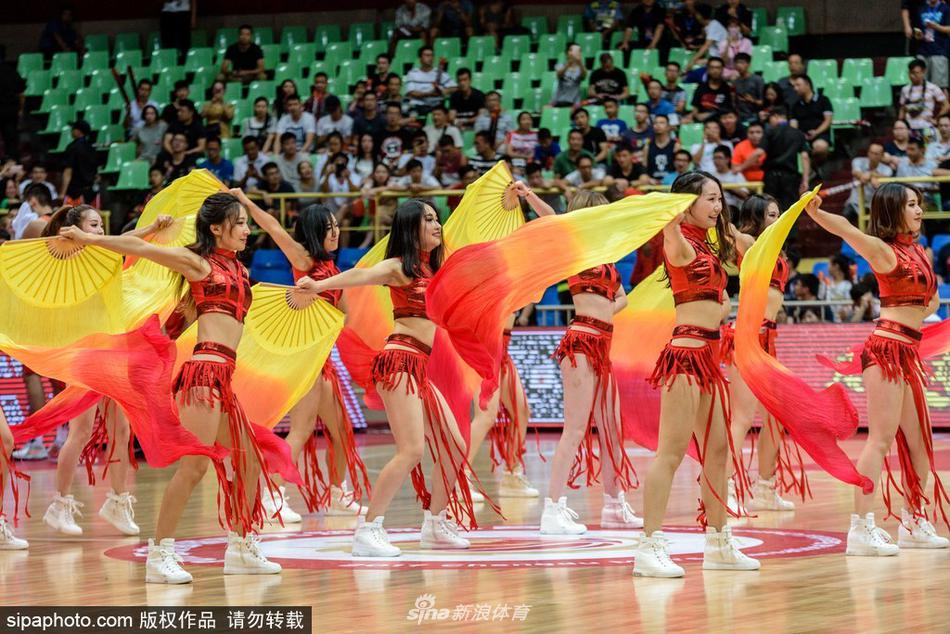 镜头拉近,一位扎着高马尾的啦啦队员笑靥如花,她手中的折扇半掩面庞,动作既有街舞的力量感,又透着一股京剧花旦的娇羞,中西合璧的编排让人眼前一亮。