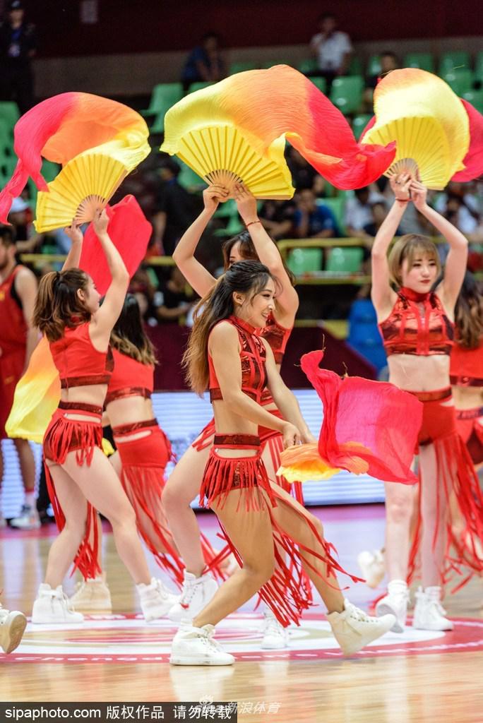 姑娘们围成一个半圆,手中的折扇完全展开,拼接成一道绚丽的扇形屏风,她们高抬腿的动作充满活力,脸上洋溢的笑容比手中的扇花还要灿烂。