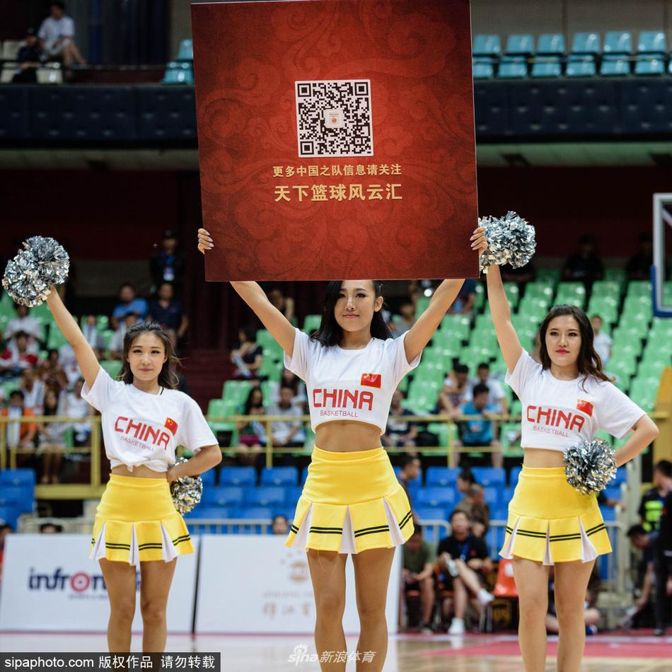 全景镜头下,四川省体育馆内座无虚席,场地中央的啦啦队员们散开队形,手中的红扇在灯光下汇成一片流动的红色海洋,与看台上观众挥舞的充气棒交相辉映。