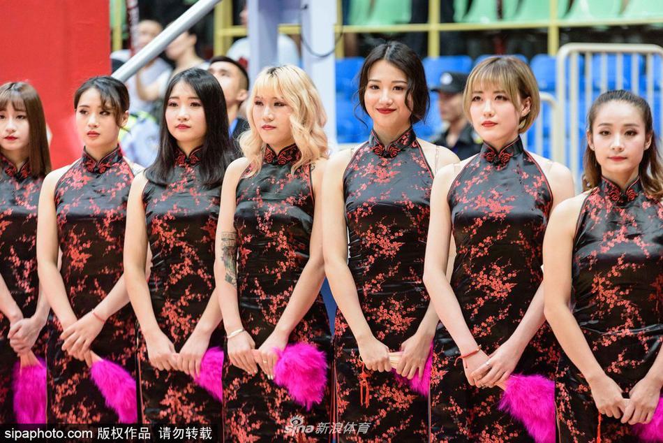 表演结束,队员们摆出结束造型,一位队员手中的扇子轻轻靠在下巴处,眼神灵动地看向镜头,身后的队友们高低错落,仿佛一幅流动的古代仕女图,为这场体育赛事留下了温婉的一笔。