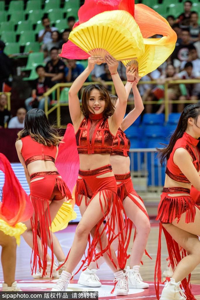 表演的高潮部分,队员们排成一列,整齐划一地做出抛扇动作,打开的扇面在空中短暂停留,犹如一朵朵瞬间绽放的牡丹,背景板上“中国男篮”的字样在这一刻显得格外耀眼。