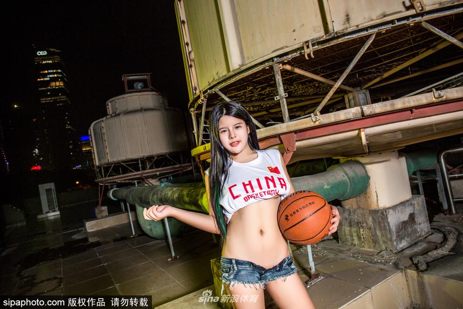 黑与白的经典配色下，宝贝的性感美背一览无余，回眸瞬间眼神坚定有力，背景虚化的篮球场更衬托出她作为赛场焦点的强大气场。