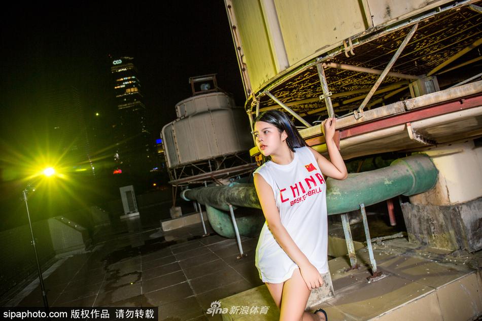 篮球宝贝身披金色战袍，在镜头前自信回眸，健康的古铜色肌肤与迷人曲线在光影交织下散发出无限活力，仿佛赛场上的胜利女神。