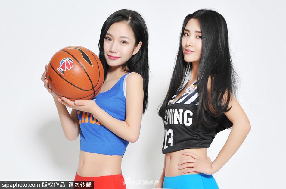 画面中的篮球宝贝单手轻拉身边同伴的球衣，两人面对镜头露出灿烂笑容，这个亲密的互动瞬间，巧妙化解了“对决”主题下的紧张感。