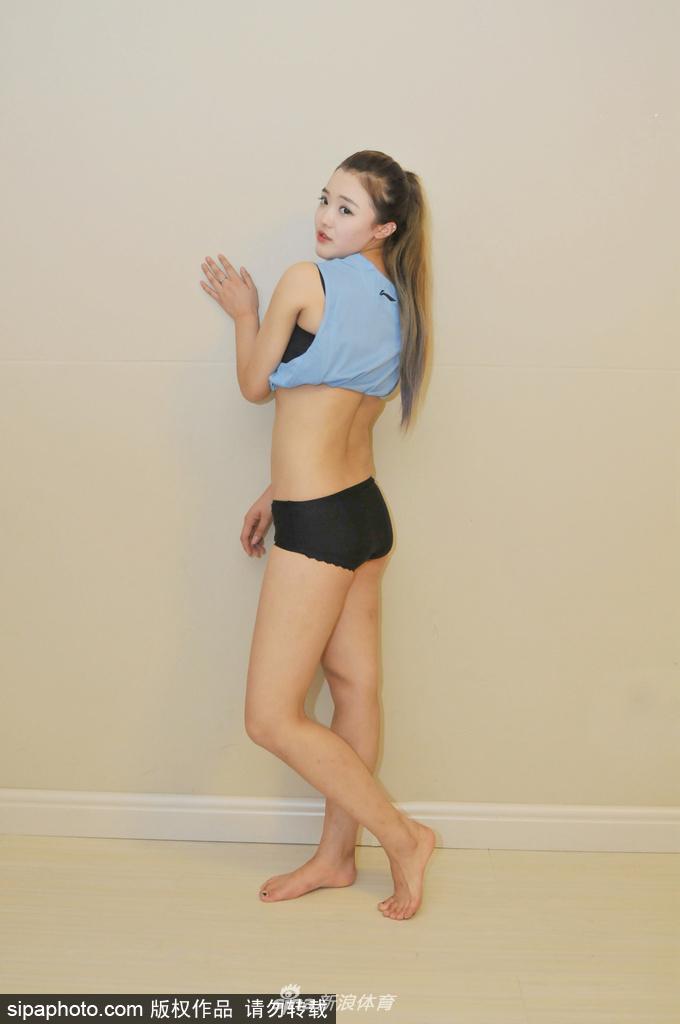 聚光灯下,篮球宝贝们集体亮相,她们的马尾辫在灯光的照耀下显得格外精神,整齐的队形和甜美的笑容,展示了团队的专业与活力。