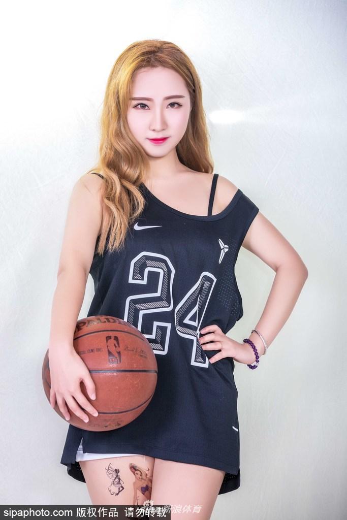 篮球宝贝身姿轻盈腾空跃起,在阳光下展现动人的运动曲线