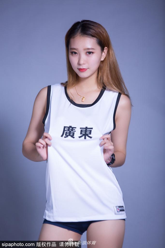 篮球宝贝手持助威花球,神情专注而坚定,她们是看台上最美丽的守护者。