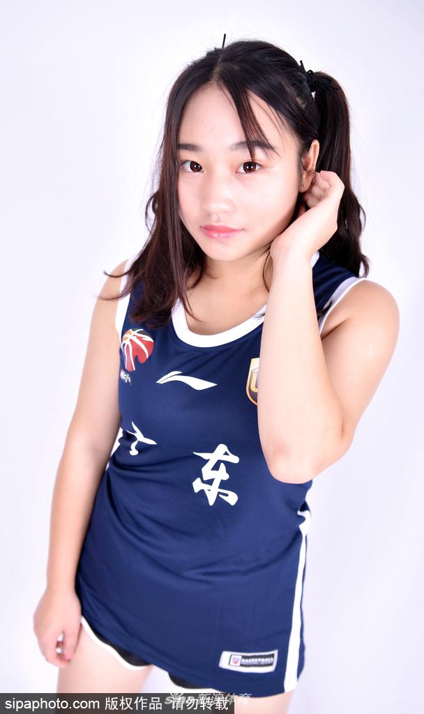 姑娘们使用彩带作为道具进行表演，彩带在空中划出优美弧线，与她们灵动的身姿相得益彰。