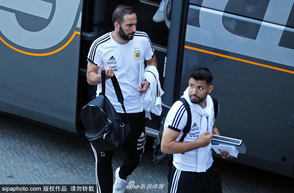 西班牙队抵达俄罗斯图片