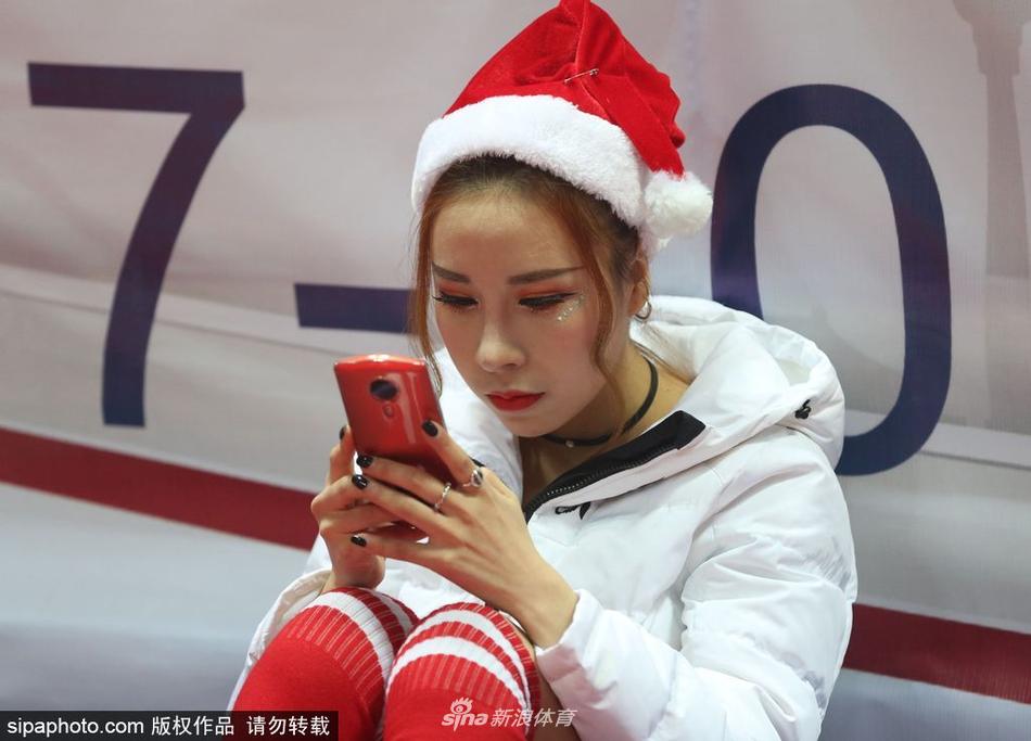 镜头拉近，一名篮球宝贝手持手机前置摄像头，身后的队友们挤眉弄眼地凑过来抢镜，她们要在社交平台上留下这个属于篮球和圣诞的美好回忆。