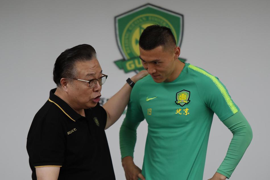 在颁奖仪式上，国安俱乐部常务副总经理高潮微笑着将一座精致的月度最佳奖杯递到于大宝手中，于大宝神情专注而谦逊，双手接过这份沉甸甸的认可，身后的背景板上的国安队徽熠熠生辉，记录下这一荣耀时刻。