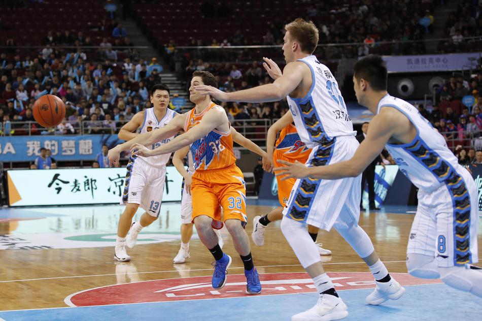 方硕面对紧逼防守冷静指挥队友跑位，作为球队的大脑，他全场送出8次助攻，却难挽败局。