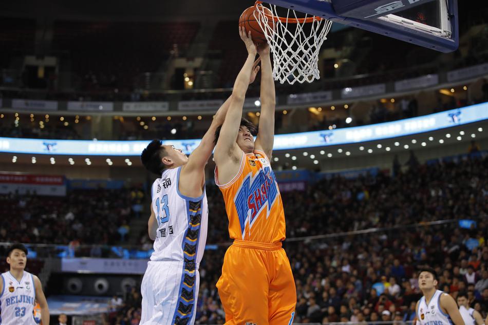 方硕在防守球员的严密包夹下强行突破，他眼神坚毅，丝毫不畏惧上海队的铁桶阵。