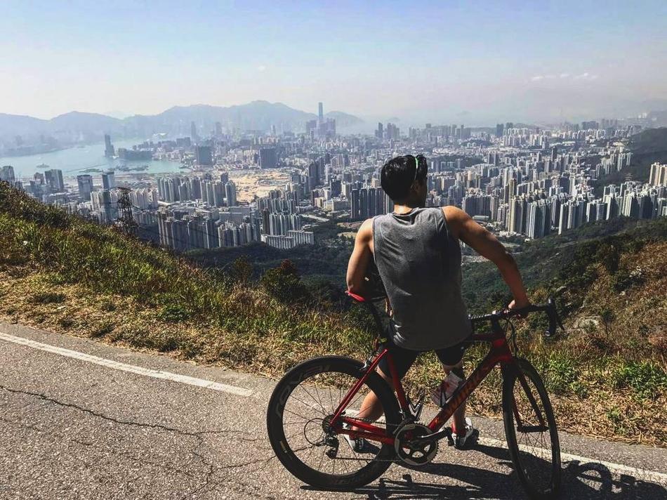 成年後的彭于晏赤裸上身展現驚人背肌，線條如刀刻般清晰，完美詮釋了從肉球到男神的極致蛻變，眼神充滿堅毅力量。