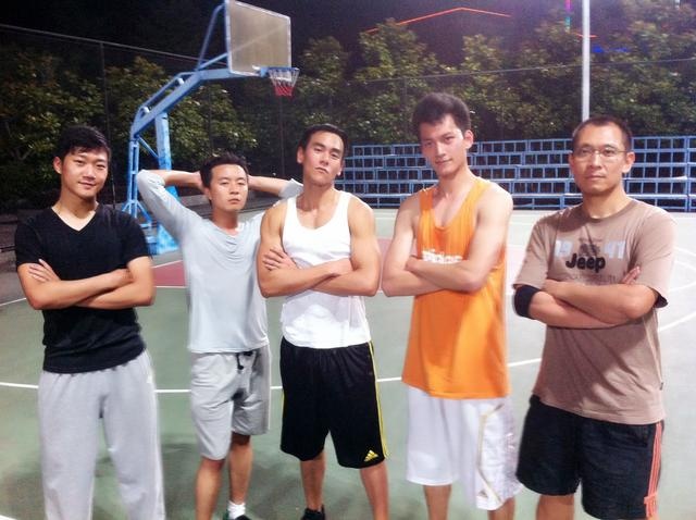 彭于晏穿著專業車服頭戴安全帽，在《破風》訓練中迎風騎行，陽光下的側臉輪廓俊朗，展現運動員般的專業姿態。