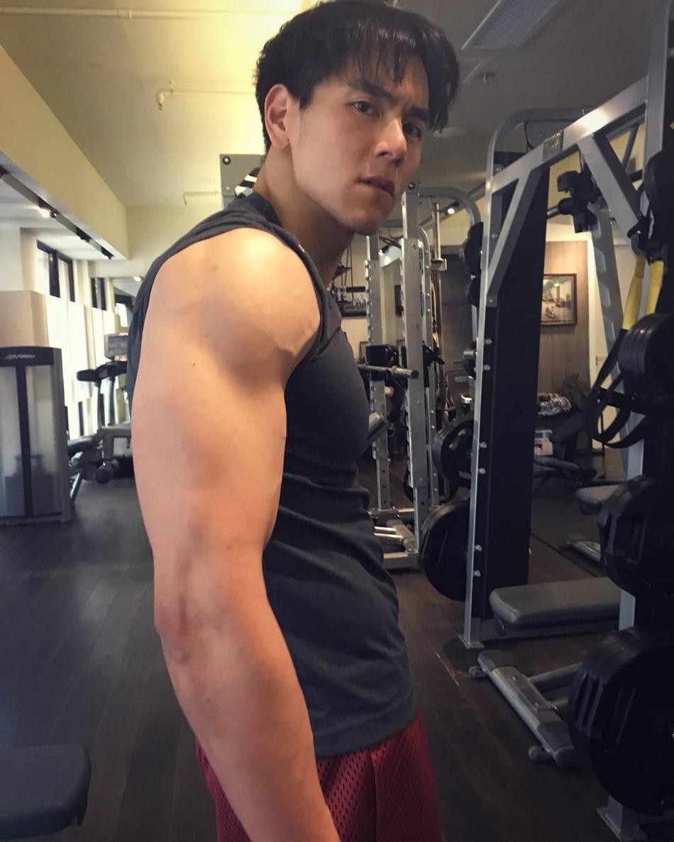 如今彭于晏在球場上瀟灑運球，褪去明星光環的他就像個普通大男孩，眼裡閃爍著對籃球最純粹的熱愛與光芒。