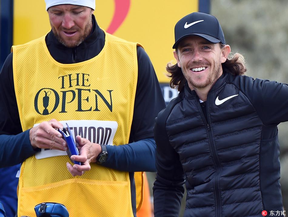 观众聚集在皇家伯克戴尔经典的沙丘看台上，密密麻麻的人群注视着赛场，见证了首轮比赛的每一个惊喜与意外。