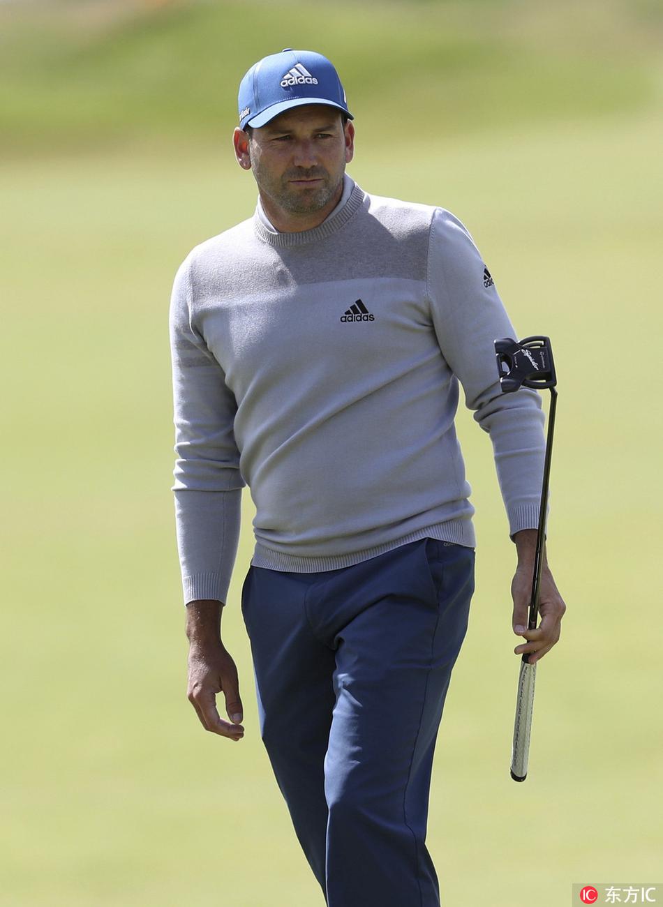 麦克罗伊推入关键小鸟推后振臂庆祝，他紧闭双眼，紧握双拳，仿佛将首轮所有的压抑都在这一刻释放出来。