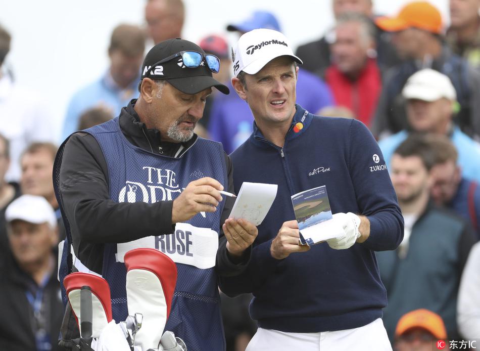 米克尔森在果岭边沉思，他手扶球杆凝视着复杂的线路，首轮无鸟的困境让这位老将面临着巨大的调整压力。