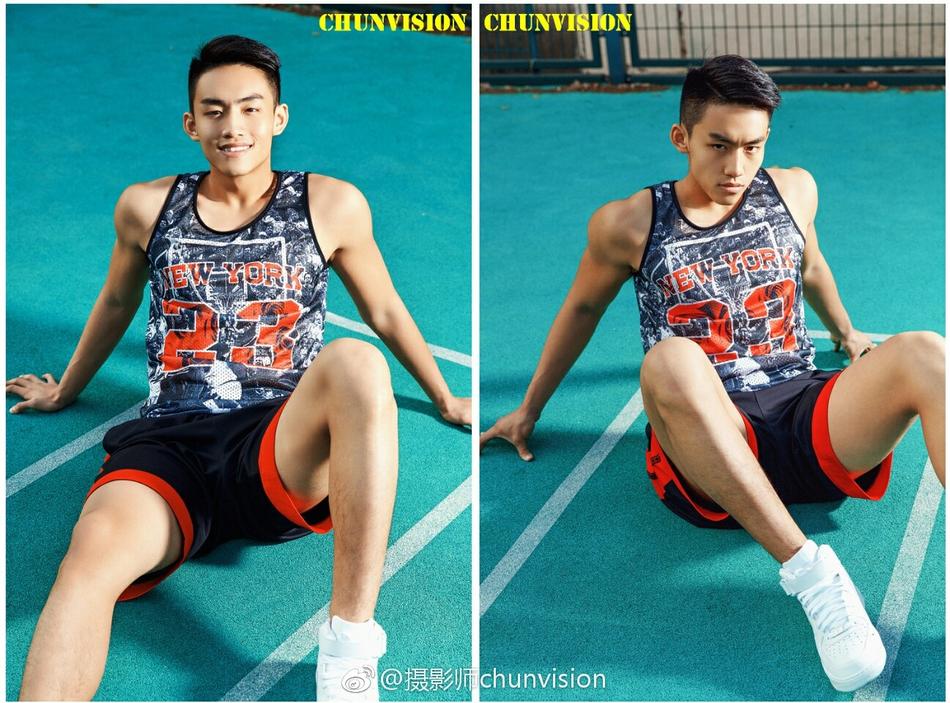 他如同一道黑色的闪电切入内线,尽管防守者奋力封盖,却只能成为他暴力美学背景板,定格在这张充满力量感的照片中。