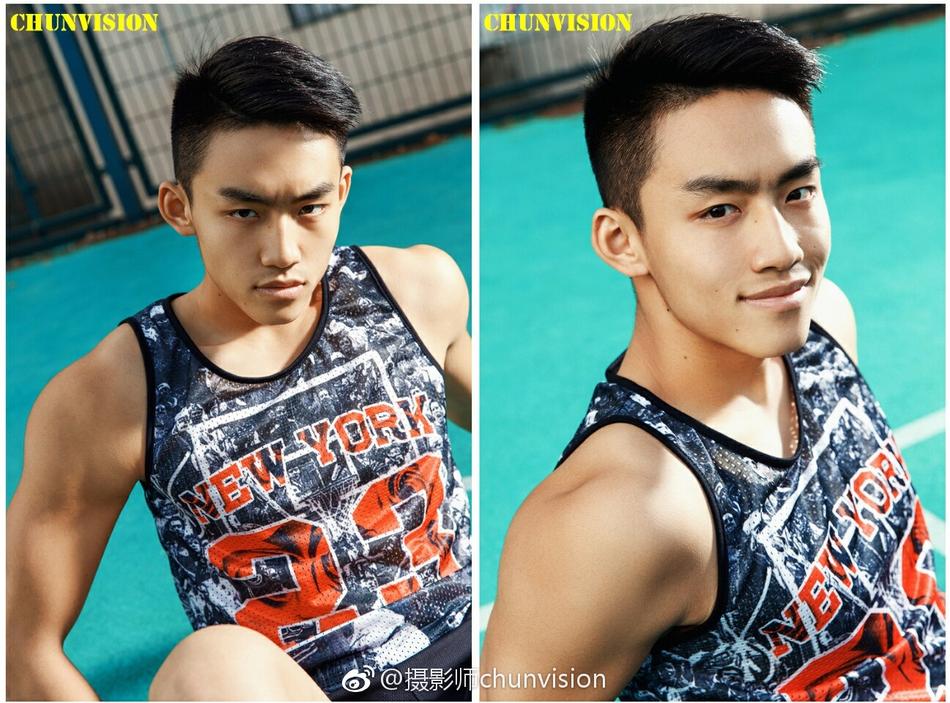 完成一次精彩的抢断后,他嘴角扬起一抹自信的浅笑,阳光为他镀上一层金边,这笑容里藏着少年的意气风发和胜利的喜悦。