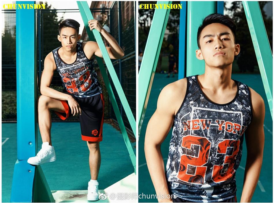 汗水顺着清晰的下颌线滑落,在脖颈的肌肉线条上留下晶莹的轨迹,他喘着粗气,但这疲惫中却透着一股征服球场的霸气。