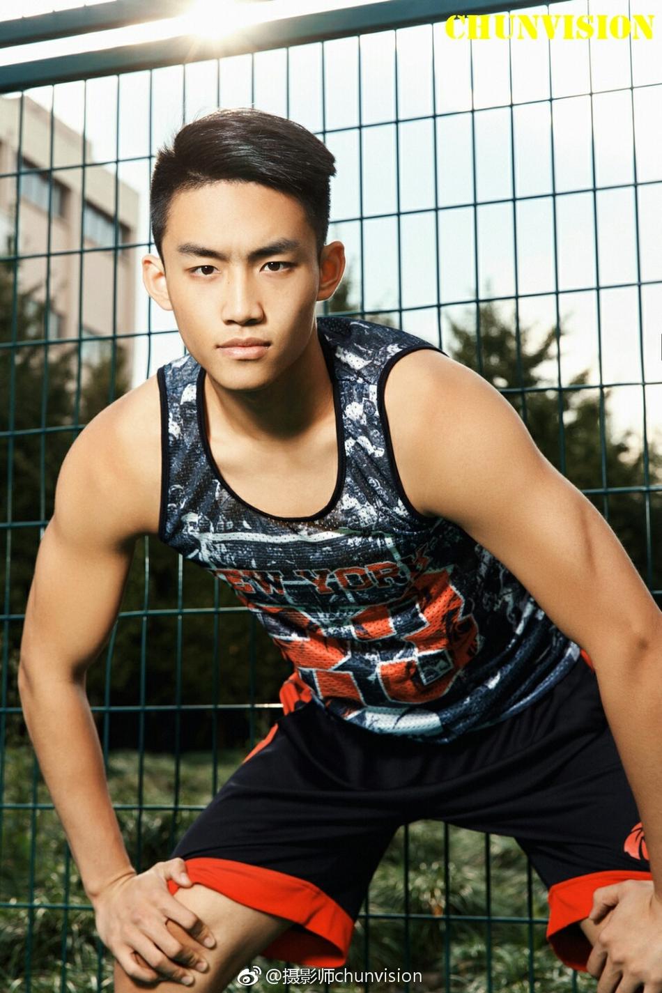 午后阳光斜洒在少年的侧脸,他微微蹙眉,专注的眼神紧盯着篮筐,仿佛整个世界都静止在这一刻的起跳之前。