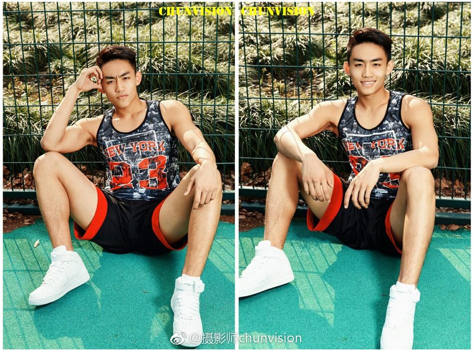 在混战中他高高跃起,修长的手臂在空中舒展开来,指尖轻轻一点,将篮球精准地拨向队友的方向,展现出极佳的球场视野。