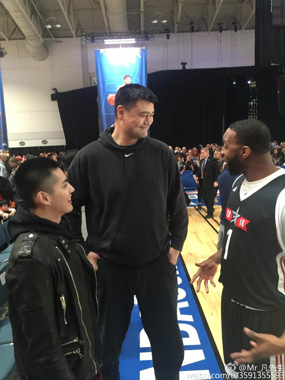 姚明与麦蒂相谈甚欢，吴亦凡在一旁静静地看着两位前辈，眼神中流露出满足与敬意。