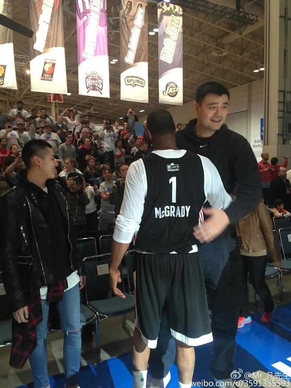 吴亦凡身穿黑色休闲装，微笑着站在姚明与麦蒂身旁，三人同框的画面充满了篮球世代的传承与温情。