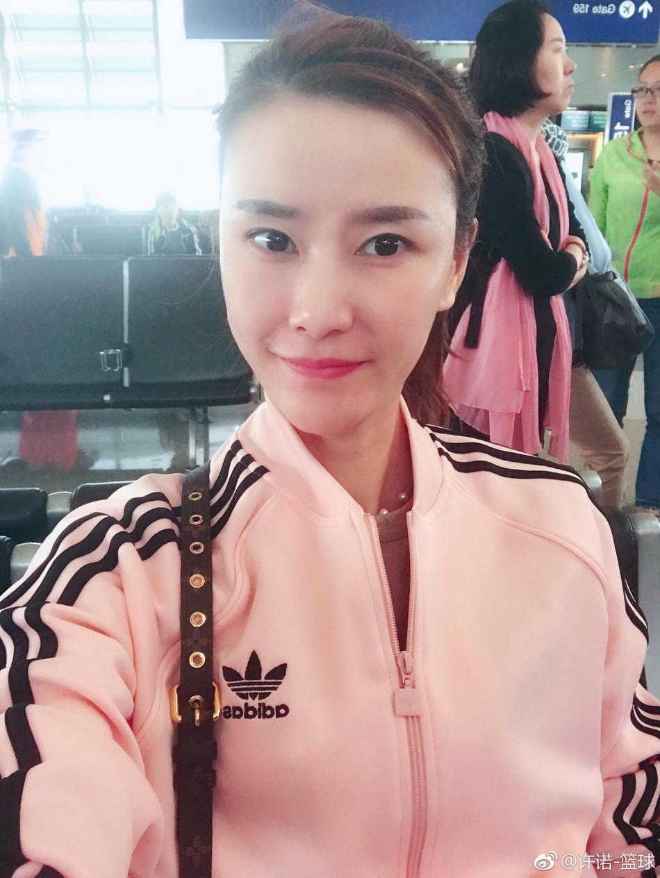 许诺身穿简约时尚装束，面对镜头露出恬静微笑，清新气质宛若春日暖阳