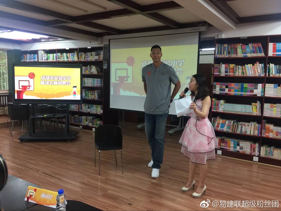 在洒满阳光的操场上,易建联正弯下他高大的身躯,耐心地指导一名小球员的运球姿势。周围围满了穿着统一校服的孩子,他们目不转睛地盯着“易老师”,眼神里满是崇拜与兴奋。