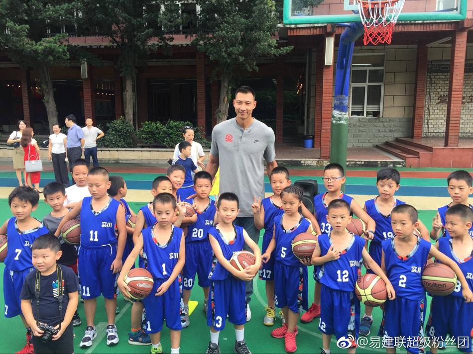 活动结束后,易建联与成都实验小学的几十名小球员在操场上合影留念。孩子们或坐或站,开心地围绕着高大的易建联,大家对着镜头比出各种手势,灿烂的笑容定格在这个充满意义的上午。