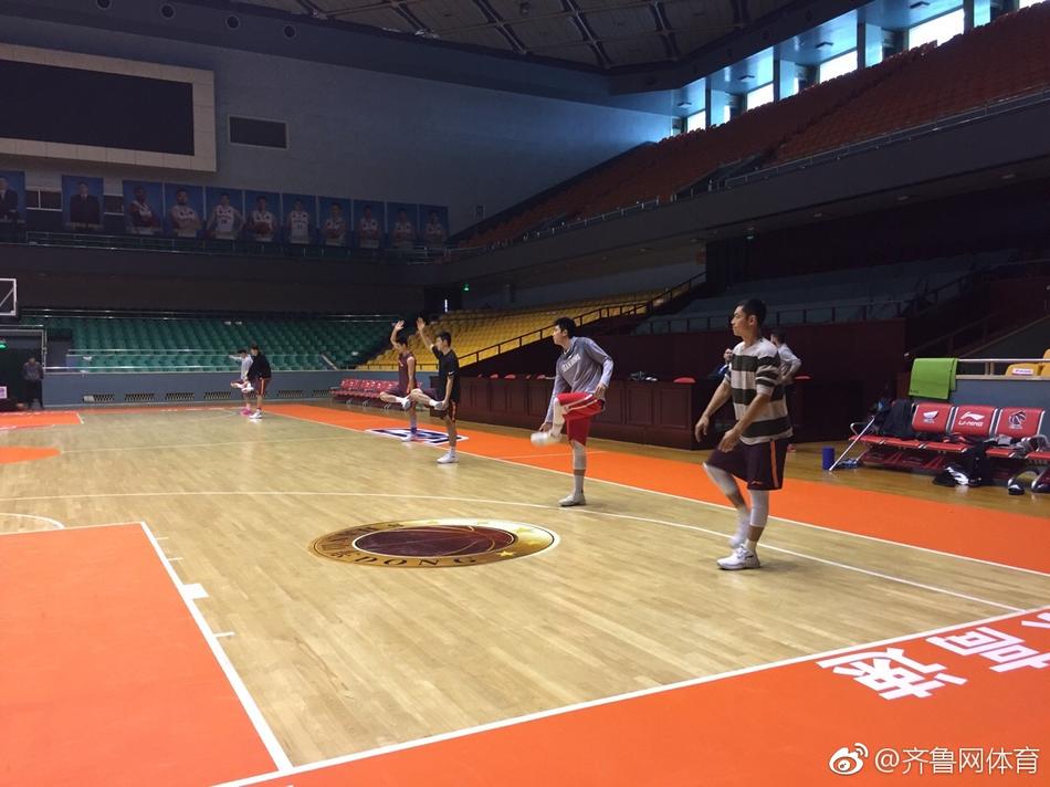 训练间隙,张庆鹏主动拉着年轻内线球员,手指球场位置,耐心讲解跑位与挡拆时机,眼神中充满鼓励。