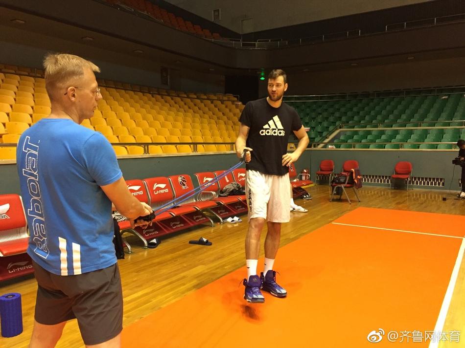 张庆鹏在三分线外接球就投,动作流畅如教科书,身旁的年轻防守队员虽全力扑防,却只能望球兴叹。