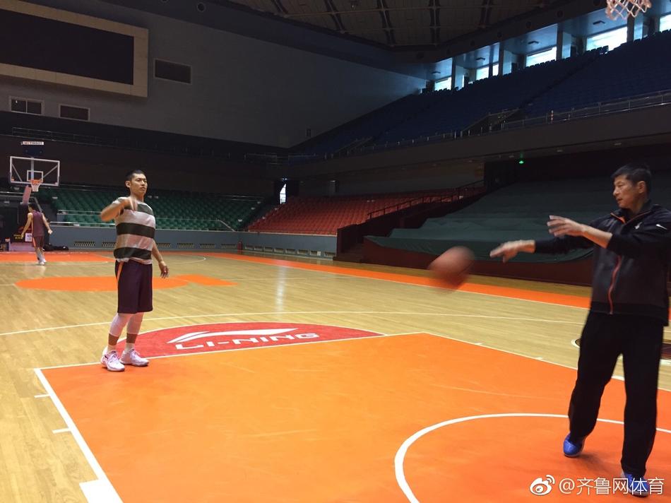 训练结束后,张庆鹏独自加练力量,汗水顺着脸颊滑落,他紧咬牙关,神情坚定,诠释着中国篮球的不老传奇。