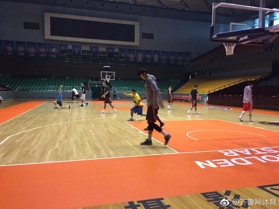 张庆鹏在训练中一丝不苟,仿佛在实战中一般,正在进行运球后的急停跳投,篮球在空中划出优美弧线。