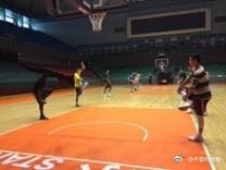 老将张庆鹏眼神坚毅,提前数小时抵达空无一人的球馆,独自开始热身训练,汗水已浸透衣衫。