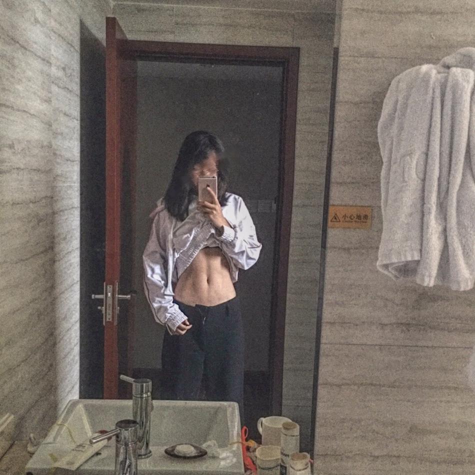 萌神微笑挥手,眼神清澈如孩童,仿佛在与看台上每一位远方的追随者轻声致意