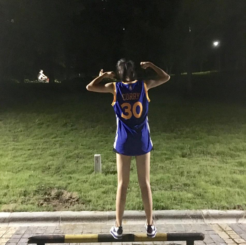 库里跃起投篮瞬间,手臂舒展指尖轻拨,篮球在空中划出隐形弧线,定格成永恒的经典姿态