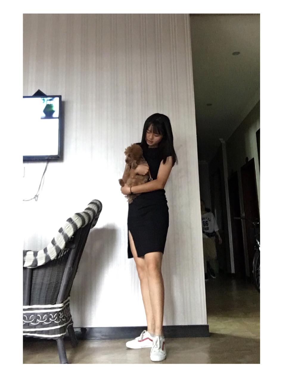 库里单手持球凝视前方,球衣随动作飘起,仿佛下一秒就要穿越防线完成一次华丽的进攻