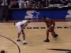 在他巅峰时代的那些年,麦蒂的剪刀脚干拔也曾是球迷们最爱模仿的动作