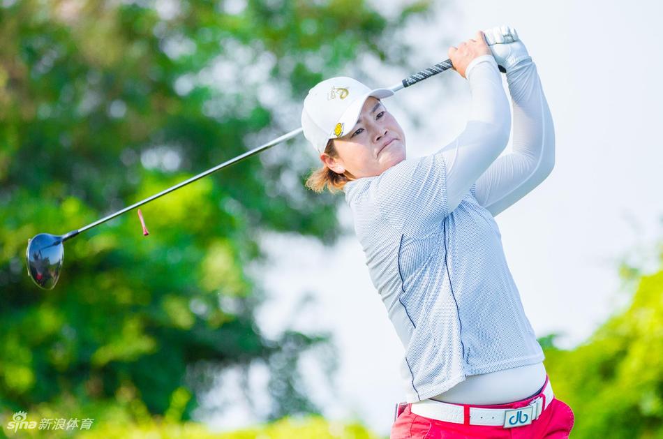 参赛球员在练习场认真热身，一道道白色弧线划破清晨的天空。