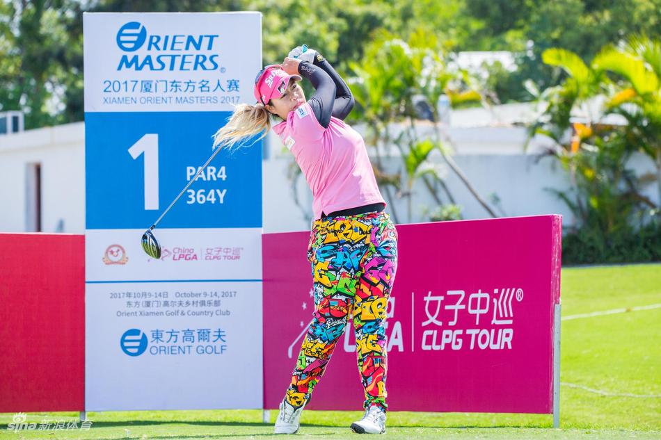 厦门东方高尔夫乡村俱乐部壮丽的海景球场，碧海蓝天与起伏果岭交相辉映。