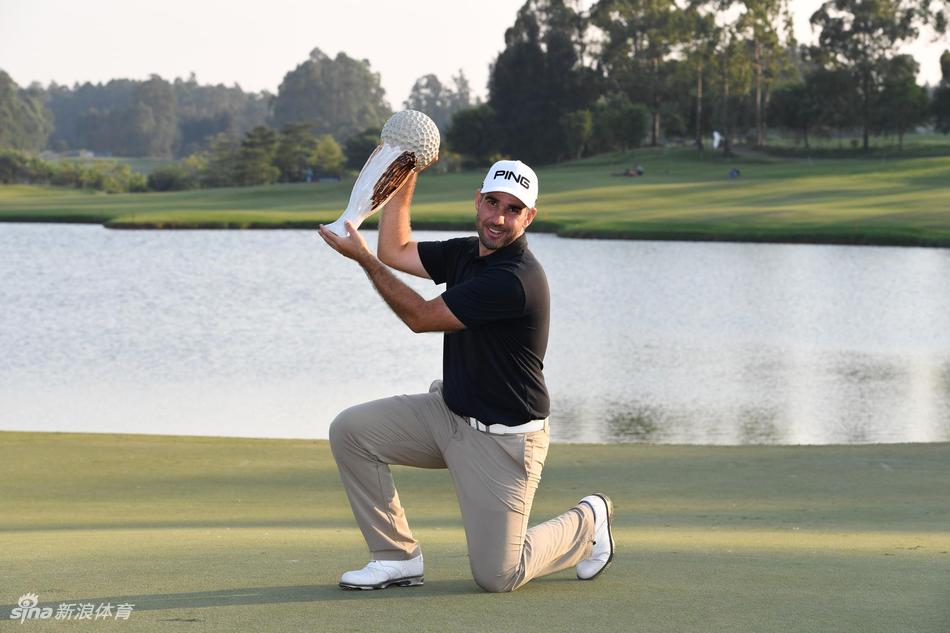 张蕙麟在球道上专注地进行击球准备,神情坚毅,展现了他在冲击佳绩过程中的沉着与决心。